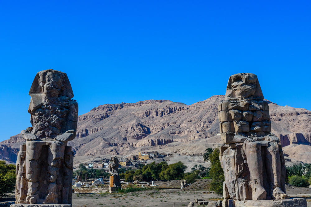 Coloșii lui Memnon: